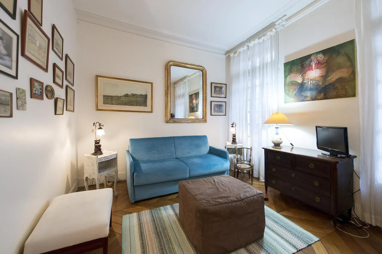 Apartment Veeve - Charming Bonaparte Paris